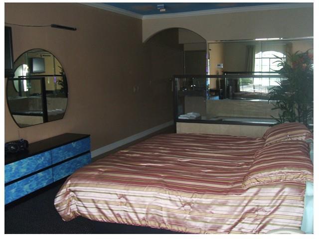 Scottish Inn And Suites Houston-Jones Road Louetta Quarto foto